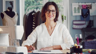 Dikiş atölyesinde çalışan terzi.