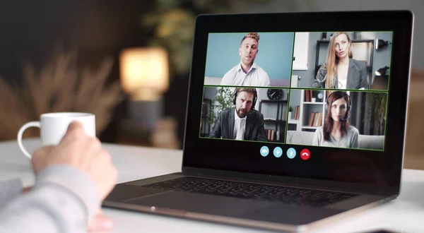 Video konferansı sırasında dizüstü bilgisayar, masa