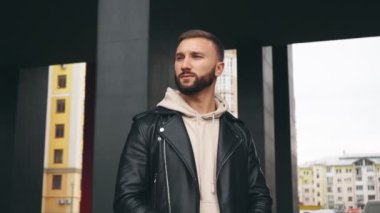 Koruyucu maske takıyor.