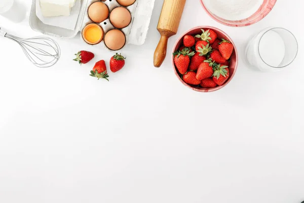 イチゴのパイのレシピ 料理イチゴのパイやコピー スペース 小麦粉 いちご 白い背景の上のケーキの原材料トップ フラット レイアウト ビューです パン屋さんの背景 — ストック写真