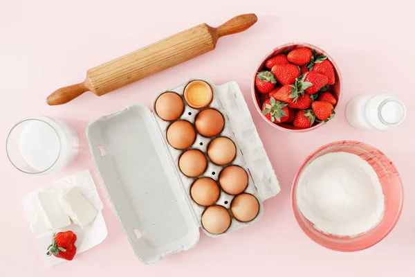 Плоский Покласти Сирі Інгредієнти Приготування Полуничного Пирога Або Торта Рожевому — стокове фото