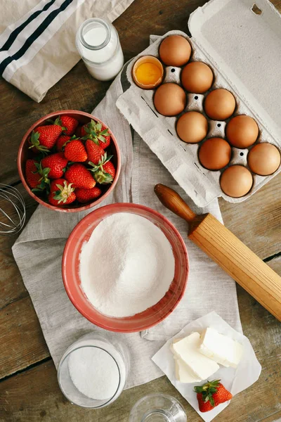 Сырье Приготовления Клубничного Пирога Торта Деревянном Столе Яйца Мука Молоко — стоковое фото