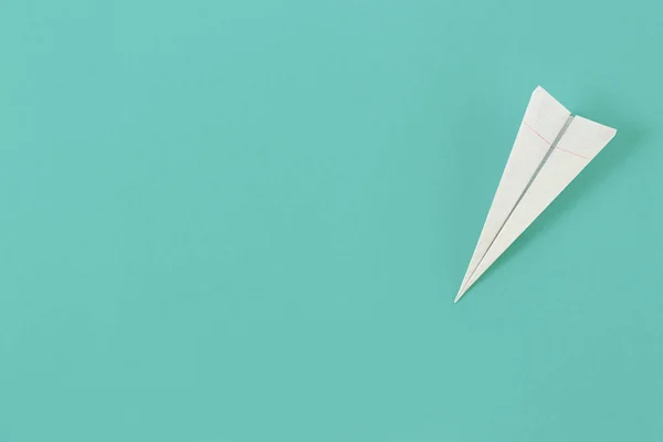 Flache Weiße Papierebene Auf Pastellfarbenem Hintergrund Mit Kopierraum Von Oben — Stockfoto