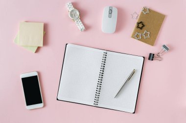 Düz yatıyordu, en iyi görünümü office tablo resepsiyon. Kadınsı Resepsiyon çalışma alanıyla defter kalem, smartphone, pembe bir arka plan üzerinde bilgisayar fare ve Bayan kol saati