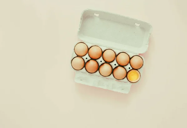 Uovo Pollo Mezzo Rotto Tra Altre Uova Scatola Uova Sfondo — Foto Stock