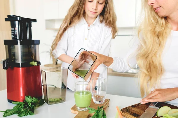 Linda Niña Madre Preparan Bebida Saludable Hecha Apio Manzana Menta — Foto de Stock