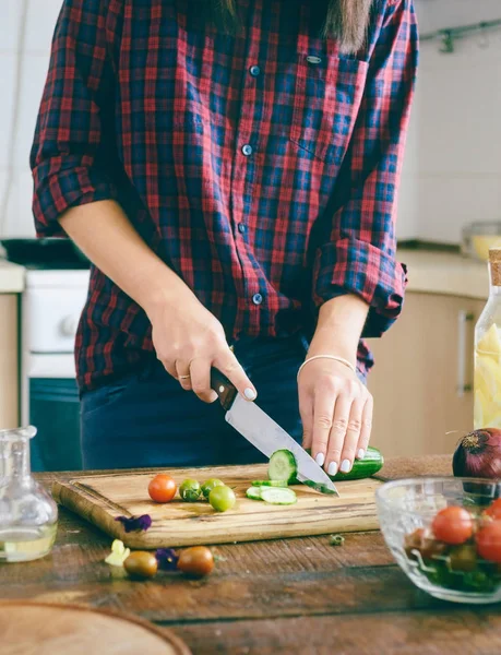 Junge Frau Die Sonnigen Abenden Hause Der Küche Gesunde Vegetarische — Stockfoto