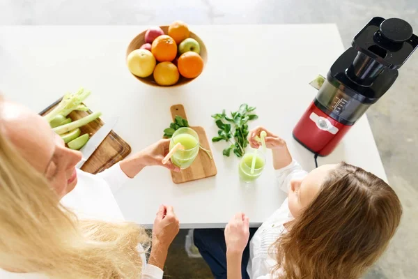 Concepto Estilo Vida Saludable Linda Niña Madre Beben Bebida Saludable — Foto de Stock