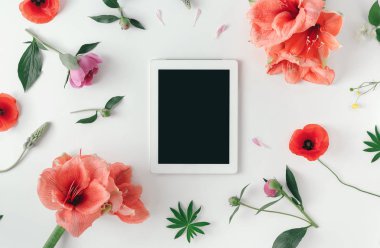 Çiçekler, gelincik, nergis zambağı, peonies, üstten görünüm ile beyaz arka plan boş ekran düz yatıyordu tablet bilgisayarınızla