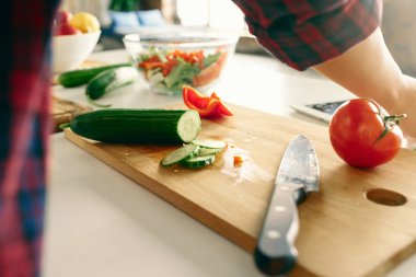 Sağlıklı gıda kavramı. Sağlıklı vejetaryen basit evde mutfakta yemek salata kadın eller yukarı kapatın