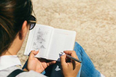 Görmek isteyen genç kadın defter ülkeler listesinde yazma. Seyahat kavramları listesi