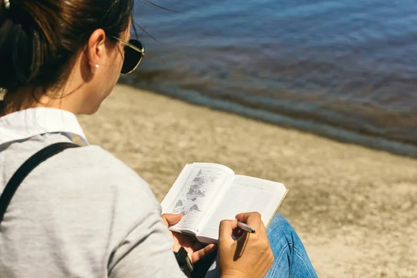 Jonge Vrouw Schrijven Laptop Lijst Van Landen Zien Het Strand — Stockfoto