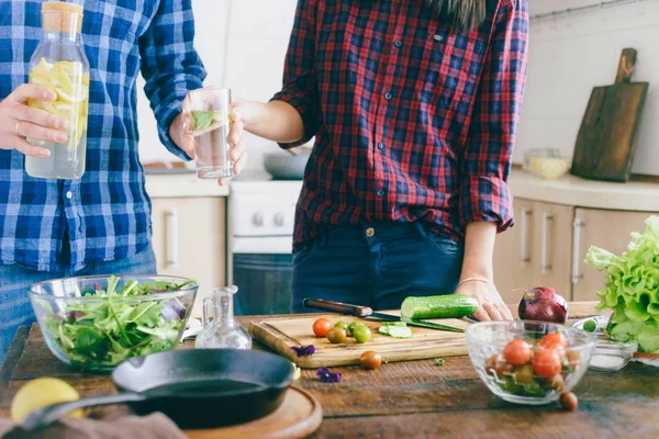 Das Ehepaar Bereitet Hause Der Küche Ein Gesundes Leichtes Abendessen — Stockfoto