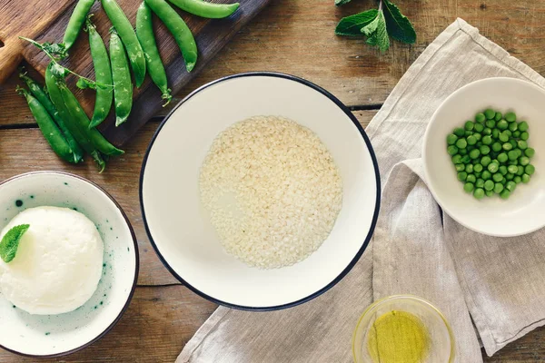 Vejetaryen Risotto Yeşil Bezelye Nane Keçi Peyniri Ahşap Rustik Masa — Stok fotoğraf