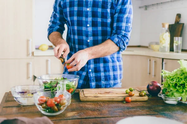 Mann Kocht Gesunde Einfache Vegetarische Kost Hause Der Küche Sonnigen — Stockfoto
