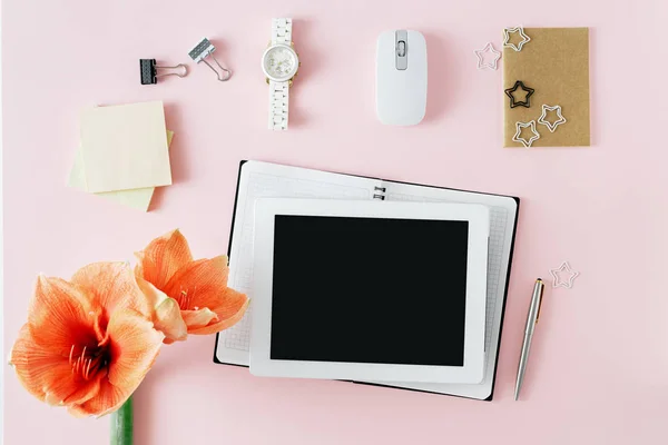 Flat Lay Top View Office Table Desk Feminine Workspace Tablet — Stock Photo, Image