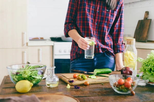 Mujer Joven Cocinando Comida Sana Sencilla Casa Cocina Soleada Noche —  Fotos de Stock