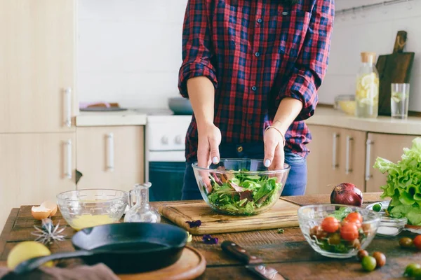 Frau Kocht Hause Gesunde Vegetarische Einfache Kost — Stockfoto