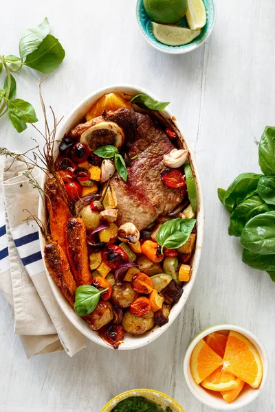 소박한 테이블에 세라믹 냄비에 야채와 쇠고기 — 스톡 사진