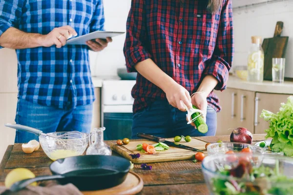 Paar Kocht Hause Gesunde Leichte Kost — Stockfoto