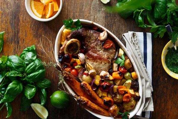 소박한 테이블에 세라믹 냄비에 야채와 쇠고기 — 스톡 사진