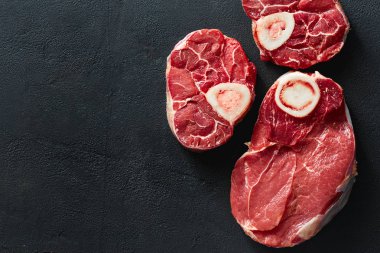 Taze et et parçaları üzerinde kemik karanlık taş zemin üzerine kümesi 