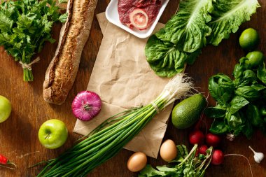 kağıt torba koyu ahşap arka plan üzerinde sağlıklı gıda ortada