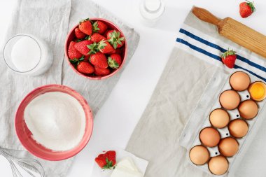 Çilekli pasta ya da kek beyaz arka plan üzerinde yemek pişirmek için maddeler kümesi