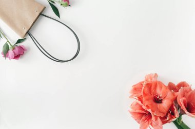 Kağıt alışveriş çantası çiçek nergis zambağı ve peonies üstten görünüm beyaz arka plan üzerinde