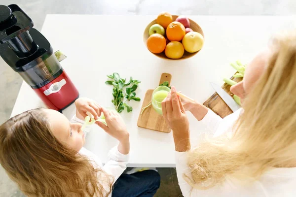 Fille Mère Boire Une Boisson Céleri Pomme Menthe — Photo