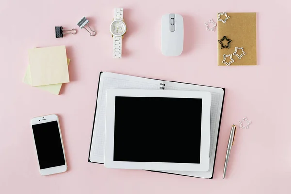 Espacio Trabajo Femenino Con Tablet Portátil Con Smartphone Ratón Ordenador — Foto de Stock