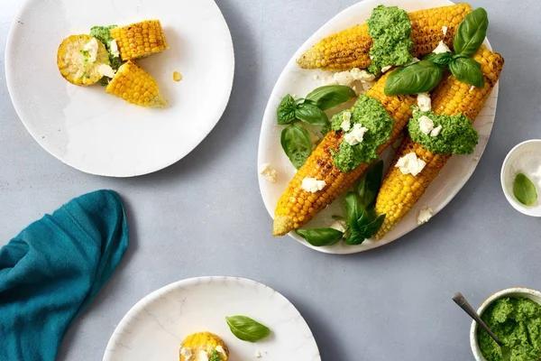 Tatlı Mısır plakaları, üstten görünüm fesleğen sos ve beyaz peynir ile kızarmış