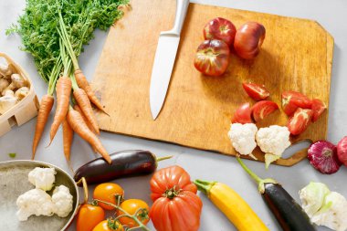 Gri arka plan, sağlıklı gıda kavramı üzerinde sebze güveç yemek pişirmek için malzemeler