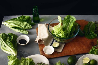 Büyük cam kase yeşil salata ile marul ve yemek detoks salata, sağlıklı gıda kavramı için malzemeler 