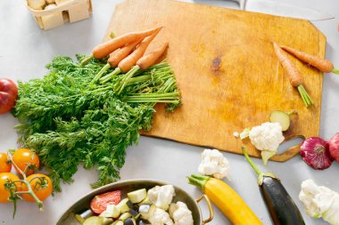 Gri arka plan, sağlıklı gıda kavramı, üstten görünüm sebze güveç yemek pişirmek için malzemeler 