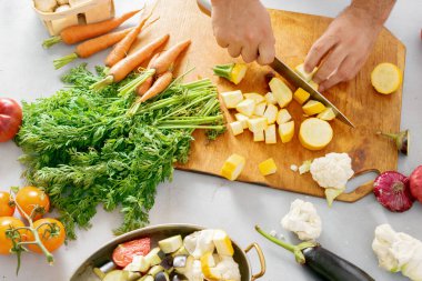 Adam kesme sebze sebze güveç, sağlıklı gıda kavramı için