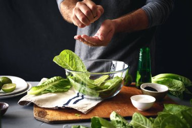 Adam yemek yeşil salata, marul, sağlıklı gıda kavramı