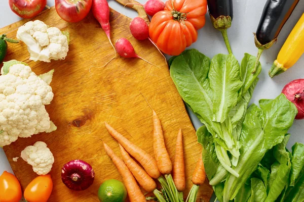 gri arka plan, üstten görünüm üzerinde sağlıklı sebze güveç yemek pişirmek için çiğ sebze ayarla