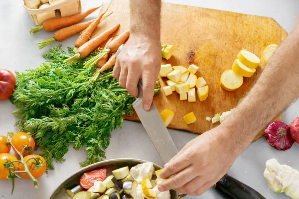 Hombre Cortar Verduras Crudas Para Cocinar Estofado Verduras Concepto Alimentos — Foto de Stock