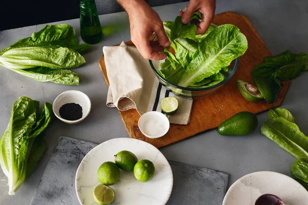 Conceito Comida Saudável Homem Preparando Salada Desintoxicação Verde Alface Romaine — Fotografia de Stock