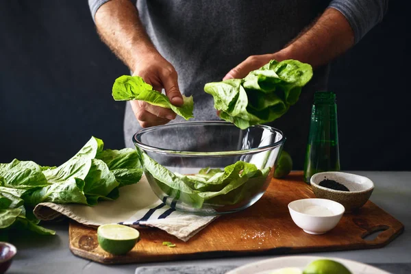 Homem Preparando Salada Verde Alface Romaine Conceito Comida Saudável — Fotografia de Stock