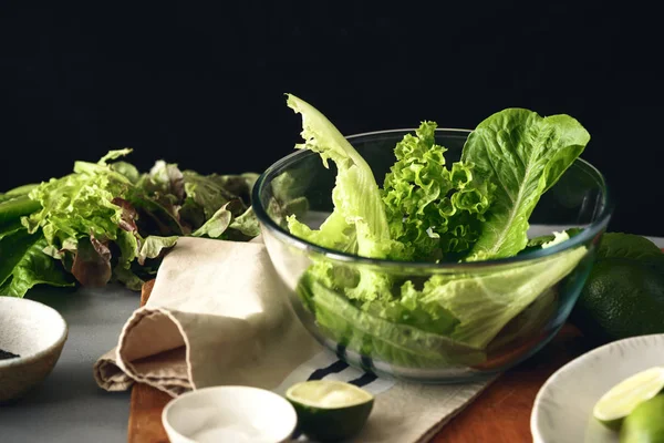 Marul siyah arka plan, sağlıklı gıda kavramı üzerine yeşil salata ile büyük cam kase 