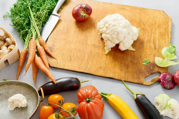 Gri arka plan, sağlıklı gıda kavramı üzerinde sebze güveç yemek pişirmek için malzemeler