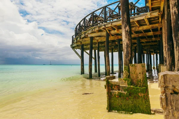 Güneşli okyanus güzel manzara karşı plaj restoran