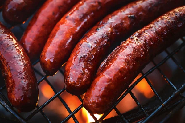 Duman ve alevler ile ızgara ızgara sosis