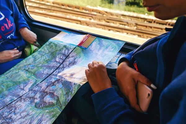 Cestující Ženy Batohem Seděl Vlaku Při Pohledu Mapu Cestovní Trasy — Stock fotografie