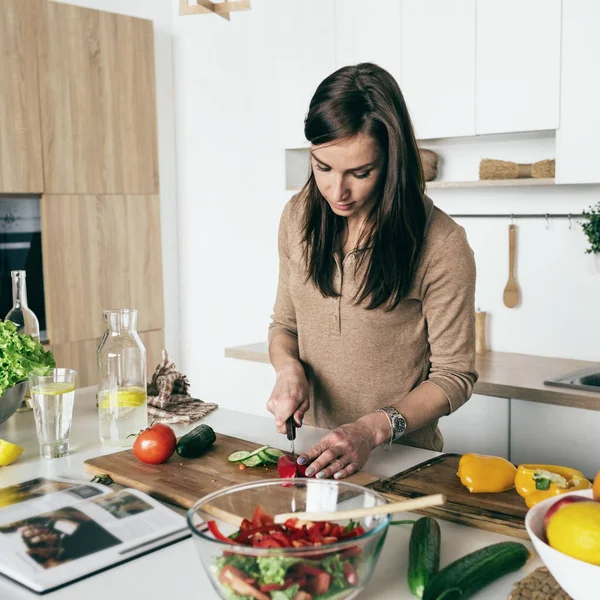 Donna Che Taglia Verdure Insalata Estiva Cucina Casa — Foto Stock