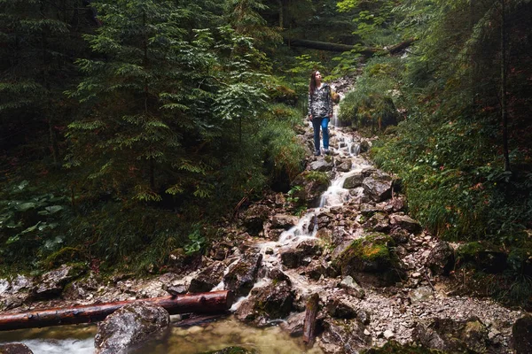 Mladá Žena Cestovatele Hustém Lese Horská Řeka — Stock fotografie
