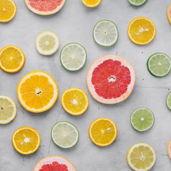 Bovenaanzicht Van Gesneden Citrusvruchten Lichte Achtergrond — Stockfoto