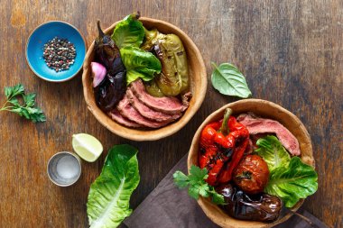 Izgara sebzeli ekmek plaka üzerinde ahşap masa servis ızgarada pişmiş et